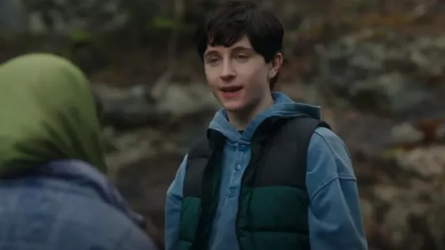 Gilet matelassé Cold Control pour enfants porté par Max Hawthorne (Judah Prehn) comme on le voit dans Resident Alien (S04E09)