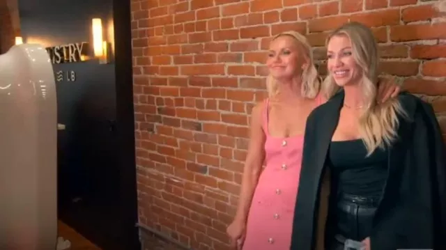Robe en tricot Laney rétrofete en rose bonbon métallisé portée par Galyna Saltkovska comme on le voit dans La dynastie McBee : De vrais cow-boys américains (S02E02)