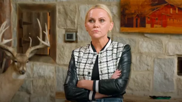 Alice + Olivia Camela Veste courte en tweed portée par Galyna Saltkovska comme on le voit dans The McBee Dynasty : Real American Cowboys (S02E04)