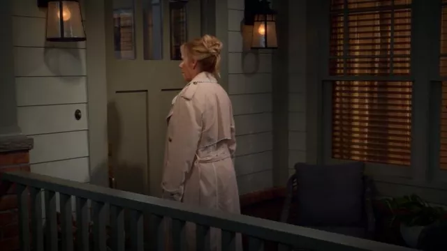 Avec Les Filles Ric Rac Trench Coat porté par Leanne (Leanne Morgan) comme on le voit dans Leanne (S01E08)