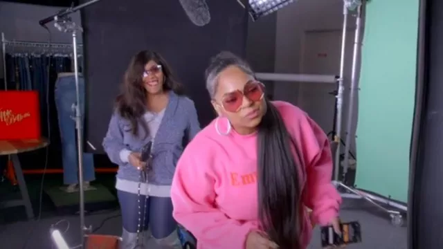 Gafas de sol geométricas Valentino Garavani V Hexagon 64MM usadas por Ashanti como se ve en Nelly & Ashanti: We Belong Together (S01E05)