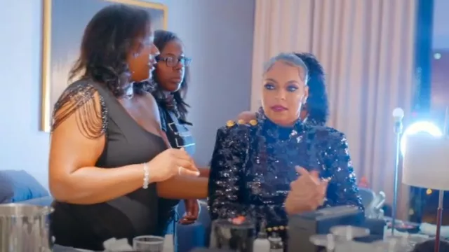 Balmain Noir Paillettes Bouton Or Col Haut Longue Ajustée Maxi Robe Longue Portée par Ashanti comme on le voit dans Nelly & Ashanti : We Belong Together (S01E06)