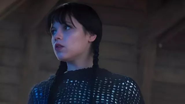 Ce pull noir en tricot ouvert porté par Mercredi Addams / Goody Addams (Jenna Ortega) dans Mercredi (S02E02)
