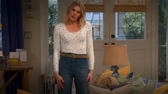Jeans acampanados con bolsillo de parche Sakura de Reiss usados por Josie (Hannah Pilkes) como se ve en Leanne (S01E09)