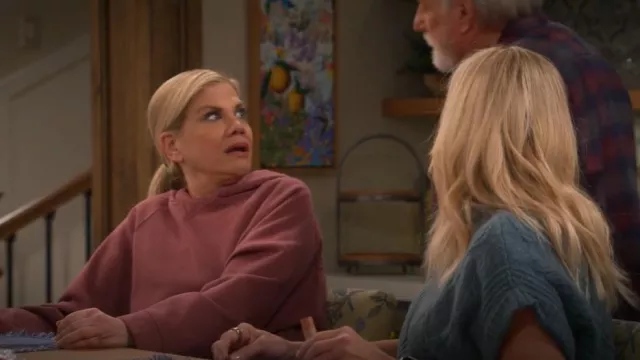 Pull à capuche Sparkle Practice quotidien porté par Carol (Kristen Johnston) comme on le voit dans Leanne (S01E09)