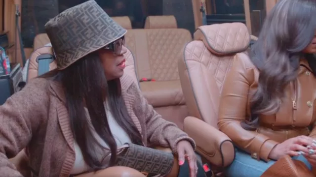 Tela Fendi Jacquard FF 1974 Midi Chain Baguette Tabaco Moro usado por Ashanti como se ve en Nelly & Ashanti: We Belong Together (S01E08)