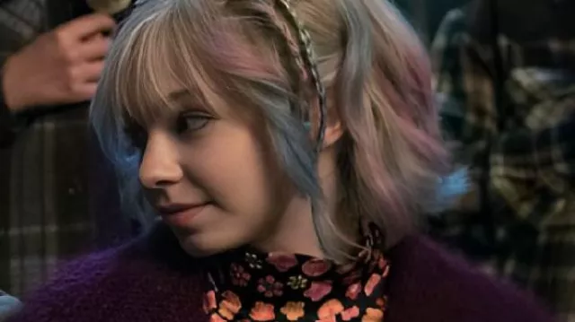 Mercredi S02 Emma Myers Veste en fourrure portée par Enid Sinclair (Emma Myers) dans Mercredi (S02E08)