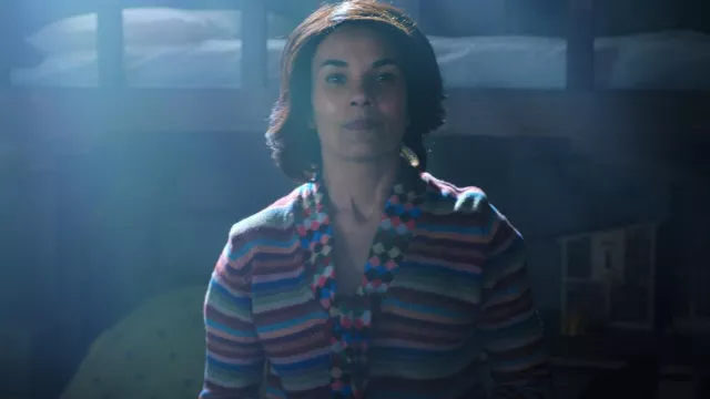 Cacharel Tie Neck Multi Sweater porté par Janet Ottinger (Rina Mahoney) comme on le voit dans Mercredi (S02E01)