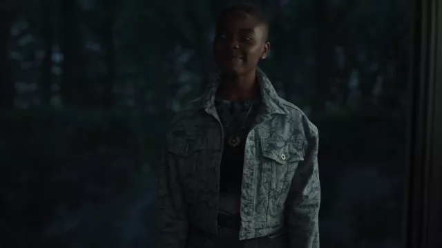 Veste en jean courte Bape Solid Camo portée par Bianca Barclay (Joy Sunday) comme on le voit dans Mercredi (S02E02)