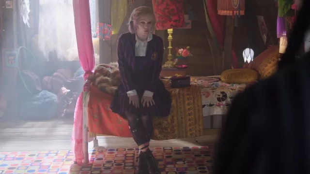 Botines de cuero Dr Martens 1460 usados por Enid Sinclair (Emma Myers) como se ve en el miércoles (S02E02)