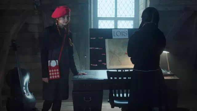 Bolso de punto para teléfono móvil mini de color Shein usado por Marilyn Thornhill (Christina Ricci) como se ve en el miércoles (S02E04)