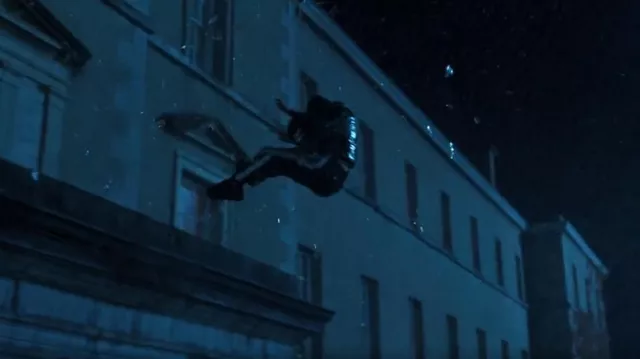 Pantalon Adidas Adibreak porté par Mercredi Addams / Goody Addams (Jenna Ortega) comme on le voit dans Mercredi (S02E04)