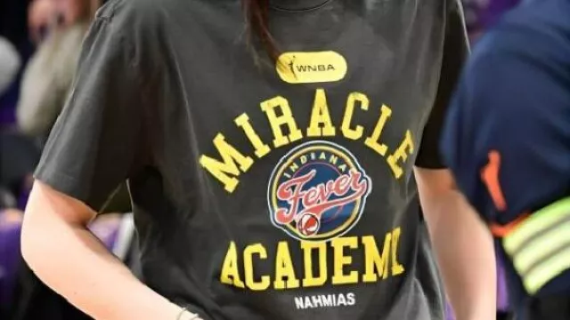T-shirt Fever x Miracle Academy porté par Caitlin Clark il y a 2 minutes : Caitlin Clark EXIGE DE GRANDS CHANGEMENTS dans l’effectif de l’Indiana Fever après que l’entraîneur l’ait trahie !