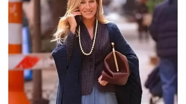 Carrie Bradshaw Maxi Skirt usada por Carrie Bradshaw (Sarah Jessica Parker) en And Just Like That... (S03)