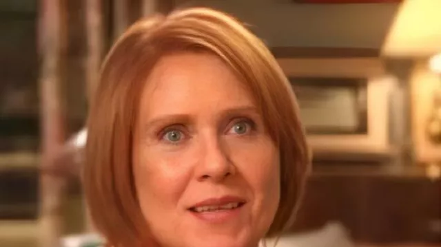 Este cárdigan de punto usado por Miranda Hobbes (Cynthia Nixon) en And Just Like That... (S03E11)