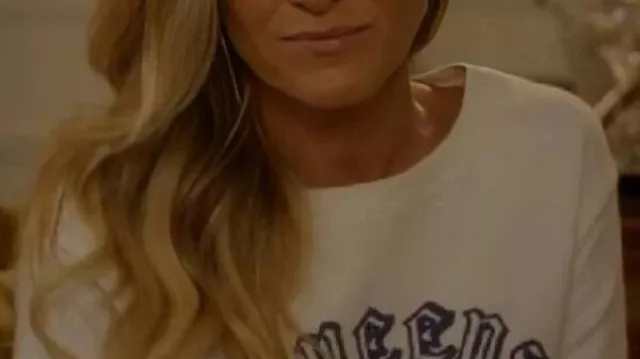 And Just Like That S3 Sarah Jessica Parker White Sweatshirt of Carrie Bradshaw (Sarah Jessica Parker) in And Just Like That… (S03E10)