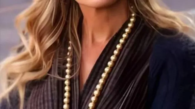 Et tout comme cette veste sur mesure à carreaux Carrie Bradshaw (Sarah Jessica Parker) de 2025 dans And Just Like That... (S03E12)