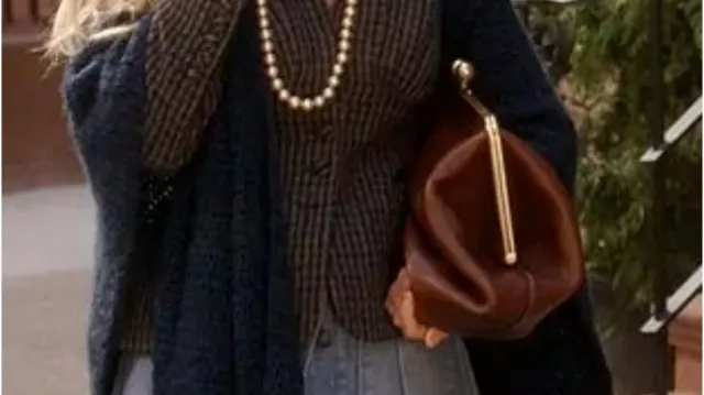 Chaqueta a cuadros usada por Carrie Bradshaw (Sarah Jessica Parker) en And Just Like That... (S03)