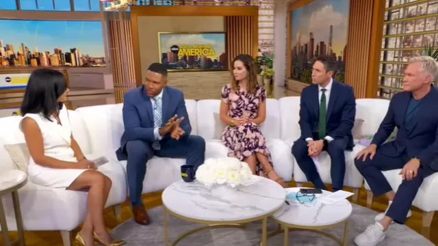 French Connection Whisper Mini robe smoking sans manches portée par Tara Narula comme on le voit dans Good Morning America le 8 août 2025
