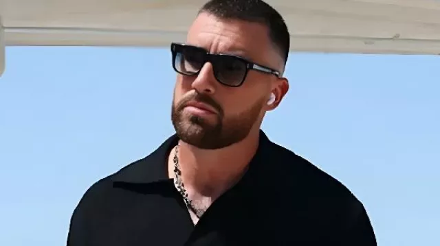 Esta camiseta polo de punto negro usada por Travis Kelce en el juego 10 de Chiefs vs Cardinals |Agosto|2025