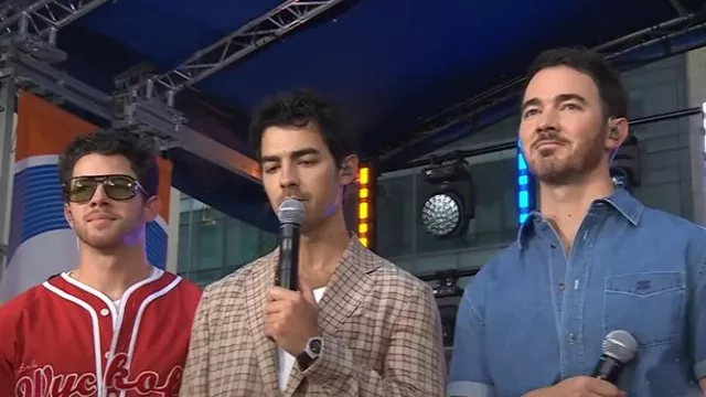 Cmmn Swdn Troy Blazer usado por Joe Jonas como se ve en Today el 8 de agosto de 2025
