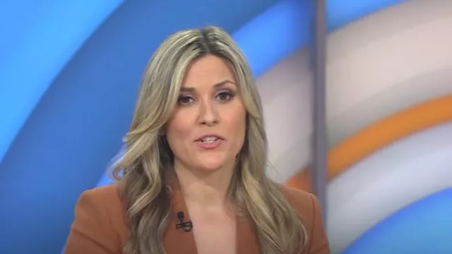 Blazer de traje de mezcla de algodón y lino de mango usado por Erin McLaughlin como se ve en Today el 8 de agosto de 2025