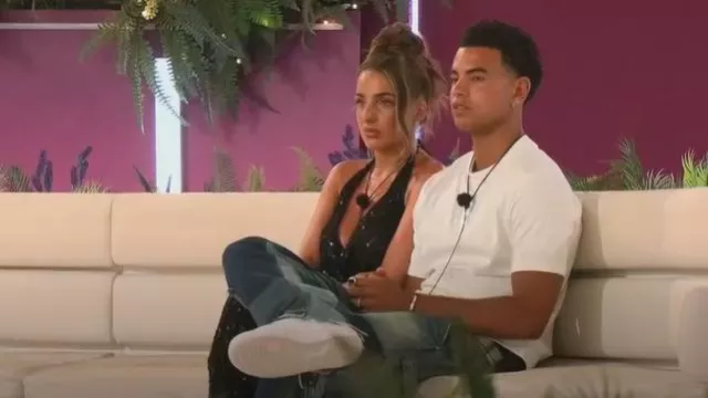 Murci Abyss Vestido largo de lentejuelas con capucha profunda usado por Murci como se ve en Love Island (S12E37)