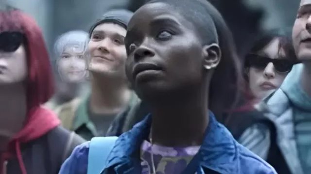 Wednesday S02 Bianca Barclay Veste en jean bleu portée par Bianca Barclay (Joy Sunday) dans Mercredi (S02E07)