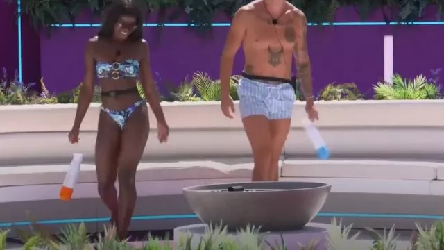 Haut Adora Swim Rosa - Papillon porté par Billykiss Azeez comme on le voit dans Love Island (S12E37)