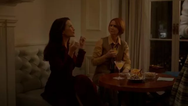 Emilia Wickstead Chaney Coat Dress en bourgogne portée par Charlotte York (Kristin Davis) comme on le voit dans And Just Like That... (S03E11)