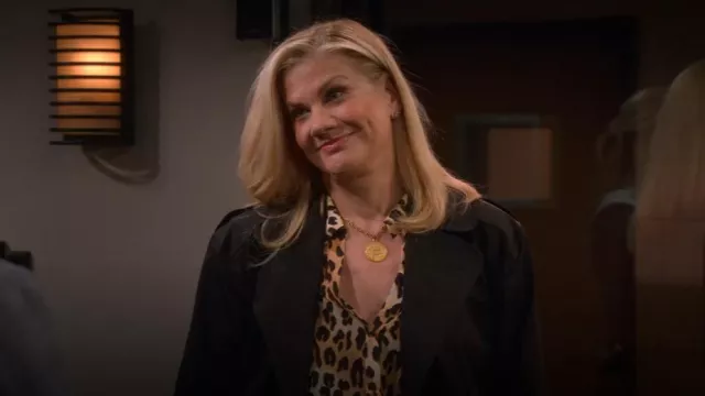Alice + Olivia Eloise Camisa usada por Carol (Kristen Johnston) como se ve en Leanne (S01E11)