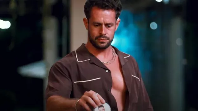 Abercrombie & Fitch Camp Collar Cropped Cupro Shirt porté par Jeremy Simon comme on le voit dans Bachelor in Paradise (S10E07)