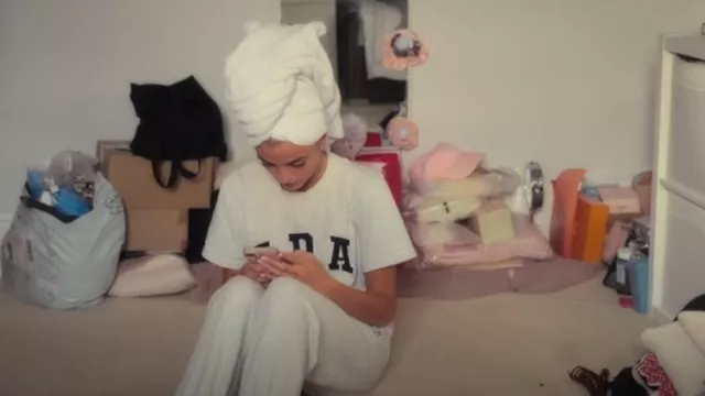 Sudadera Oversized ADA de Adanola usada por la Princesa Andre como se ve en The Princess Diaries (S01E01)