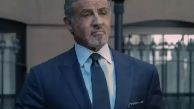 Costume bleu de Dwight 'The General' Manfredi (Sylvester Stallone) dans Tulsa King (S03E01)