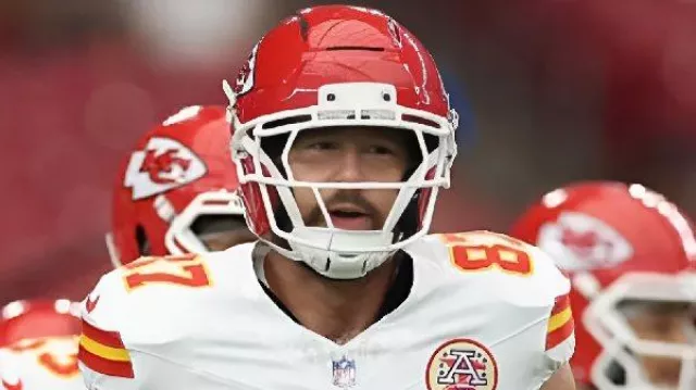 Ce maillot blanc des Kansas City Chiefs porté par Travis Kelce lors de la pré-saison 2025 de la NFL