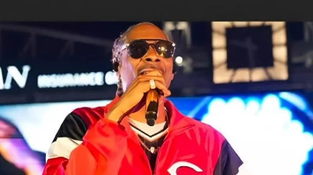 ¡Esta chaqueta roja usada por Snoop Dogg en SNOOP DOG NIGHT! Cincinnati Reds vs Philadelphia Phillies EN VIVO MLB Pregame 2025
