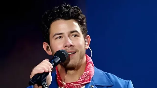Esta chaqueta azul usada por Nick Jonas en Jonas Brothers - Jonas20 Tour MetLife New Jersey 2025
