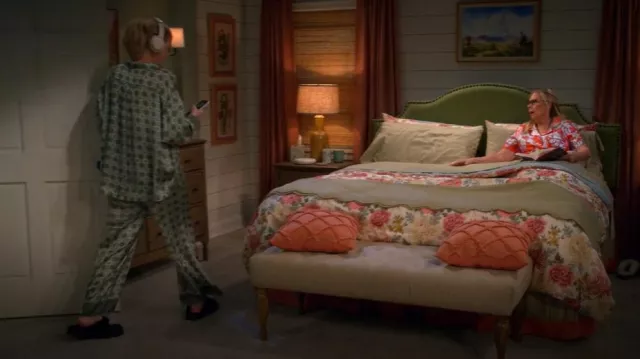 Ugg Coquette Shearling Lined Slipper portée par Carol (Kristen Johnston) comme on le voit dans Leanne (S01E12)