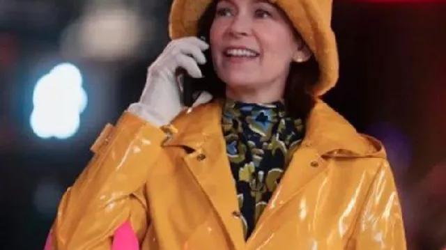 Elsbeth S02 Imperméable jaune porté par Elsbeth Tascioni (Carrie Preston) dans Elsbeth (S02E18)