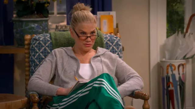 Pantalones de chándal sueltos Adidas Adicolor Firebird usados por Carol (Kristen Johnston) como se ve en Leanne (S01E12)