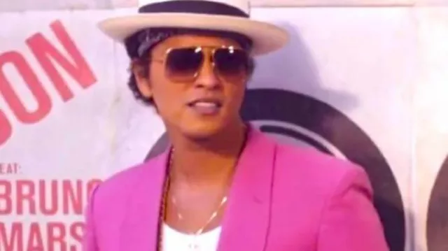 Blazer rosa de Bruno Mars usado por Bruno Mars en Mark Ronson - Uptown Funk (Video oficial) con Bruno Mars