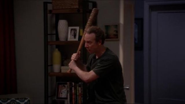 La réplique de la batte de Negan de The Walking Dead de Stuart Bloom (Kevin Sussman) dans The Big Bang Theory S10E18