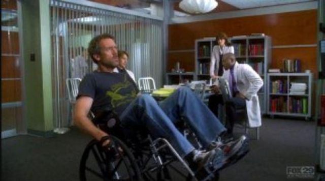 The sneakers Nike Shox Swift of Hugh Laurie in Dr. House