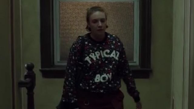 Le sweatshirt "Typical Boy de Hannah Horvath (Lena Dunham) dans Girls S06E04
