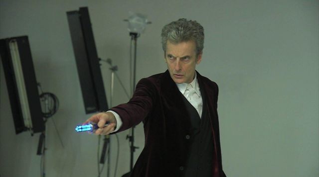 Doctor Who - Deuxième tournevis sonique du 12e médecin – avec lumières et  sons bleus et verts : : Jeux et Jouets