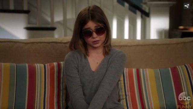 The round sunglasses Fendi of Haley Dunphy (Sarah Hyland) in Modern Family S08E17