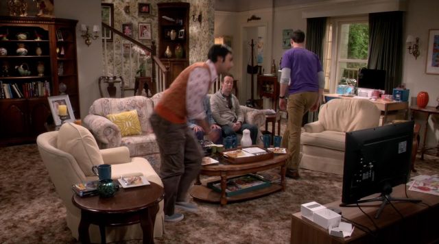 Les chaussures Vans bleues de Raj (Kunal Nayyar) dans The Big Bang Theory S09E01