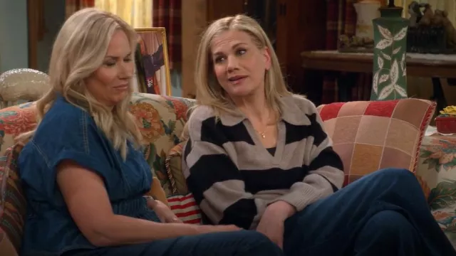 Polo de cachemira oversize Reformation Sawyer en rayas negras tostadas usado por Carol (Kristen Johnston) como se ve en Leanne (S01E13)