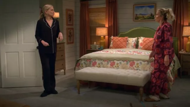 Zapatilla forrada de piel de oveja Ugg Coquette usada por Carol (Kristen Johnston) como se ve en Leanne (S01E13)