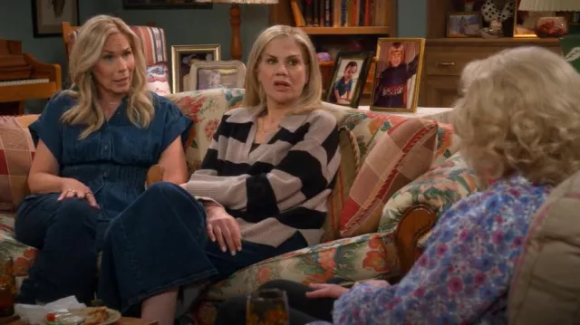Blusa de corsé plisado de manga corta Pilcro usada por Leanne (Leanne Morgan) como se ve en Leanne (S01E13)
